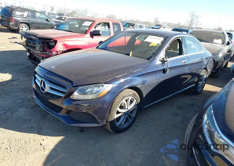 2016 Mercedes-Benz C 300 4Matic z USA, uszkodzony, nr VIN 55SWF4KB7GU104090